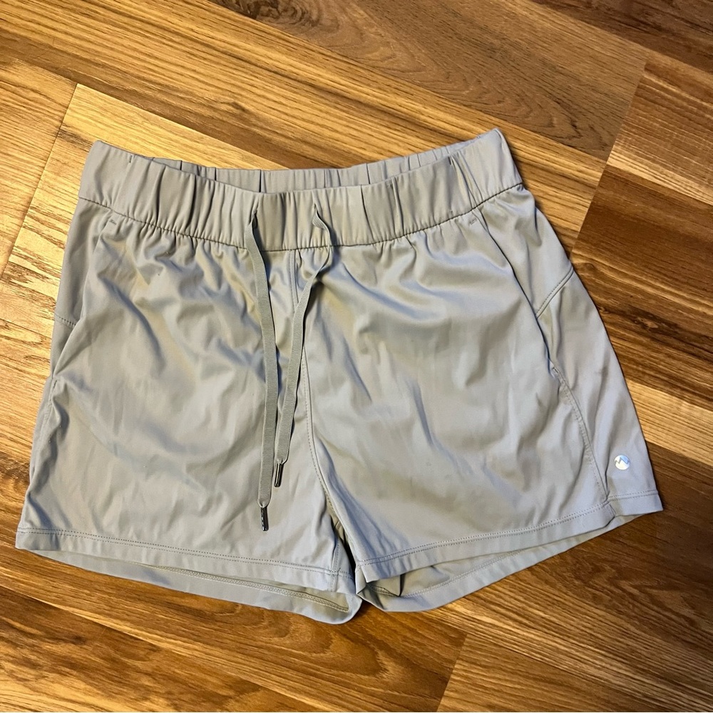 grey shorts